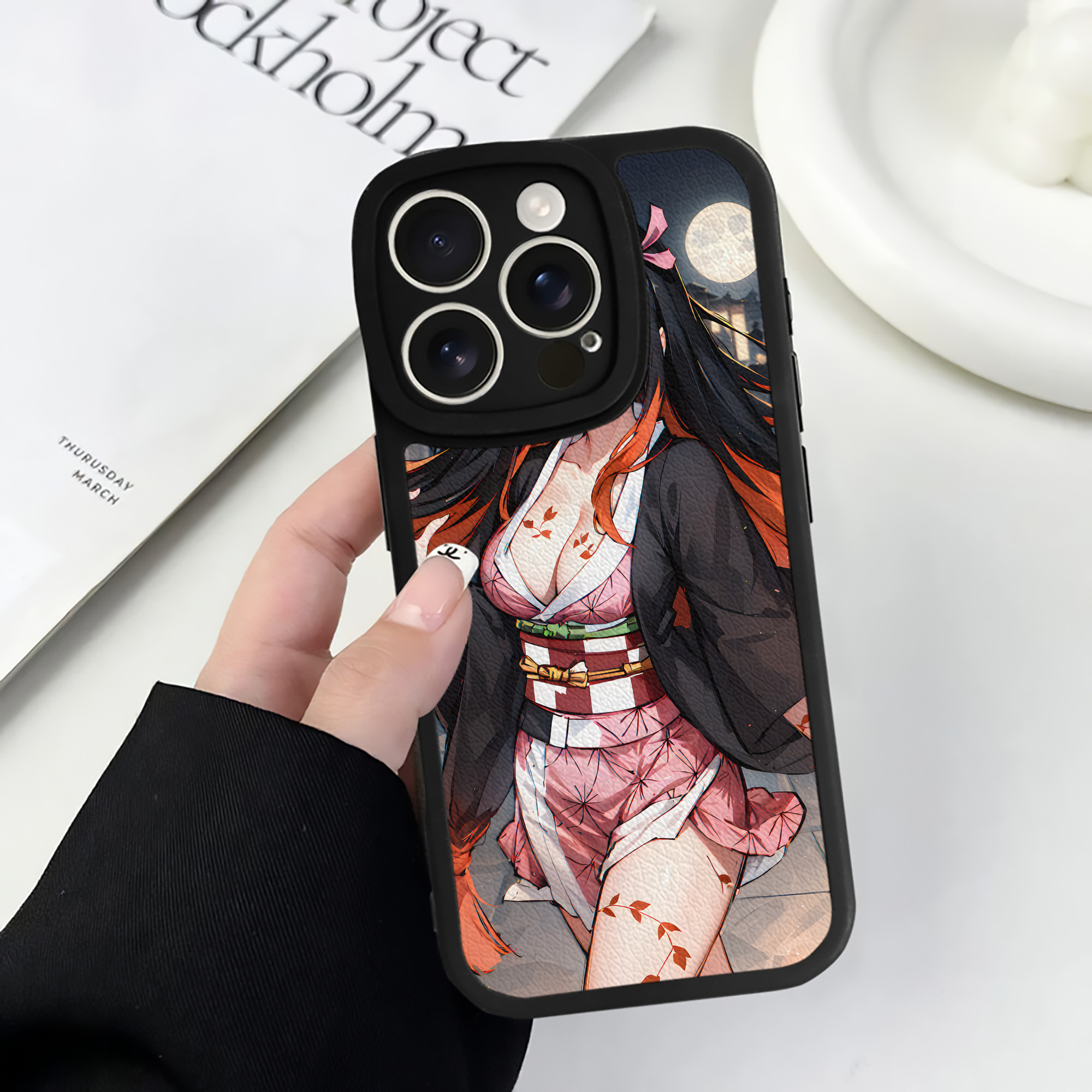 （画像用） 鬼滅の刃（きめつのやいば）竈門 禰󠄀豆子／かまど ねずこ Kamado Nezuko 【iPhone 16シリーズ対応】シリコンスマホケース（レザー調） 材質：シリコン